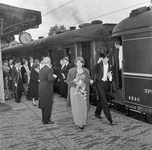 854184 Afbeelding van de extra trein voor het Wageningse Studentencorps bestaande uit 10 restauratierijtuigen van ...